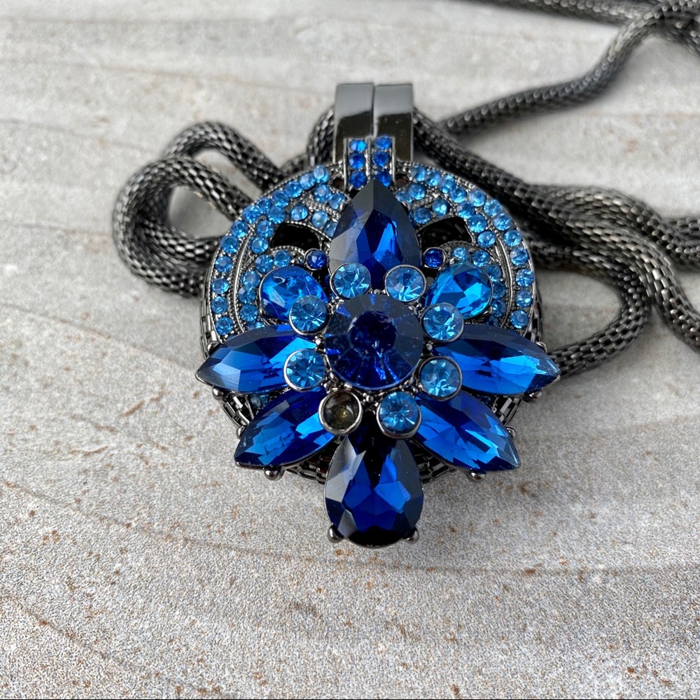 NWT Blue Crystal Flower Pendant Necklace (38”)